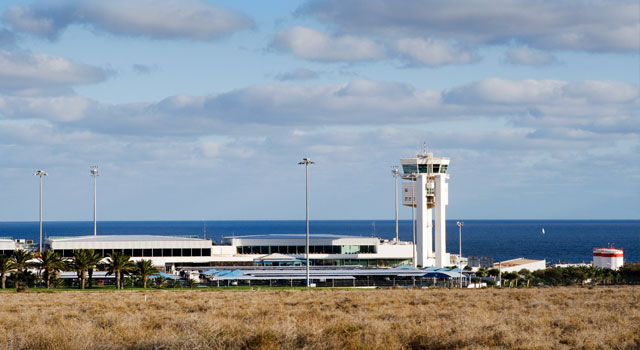 El Aeropuerto de Lanzarote (IATA: ACE) se ubica a 5km de Arrecife, capital del aeropuerto de Lanzarote.